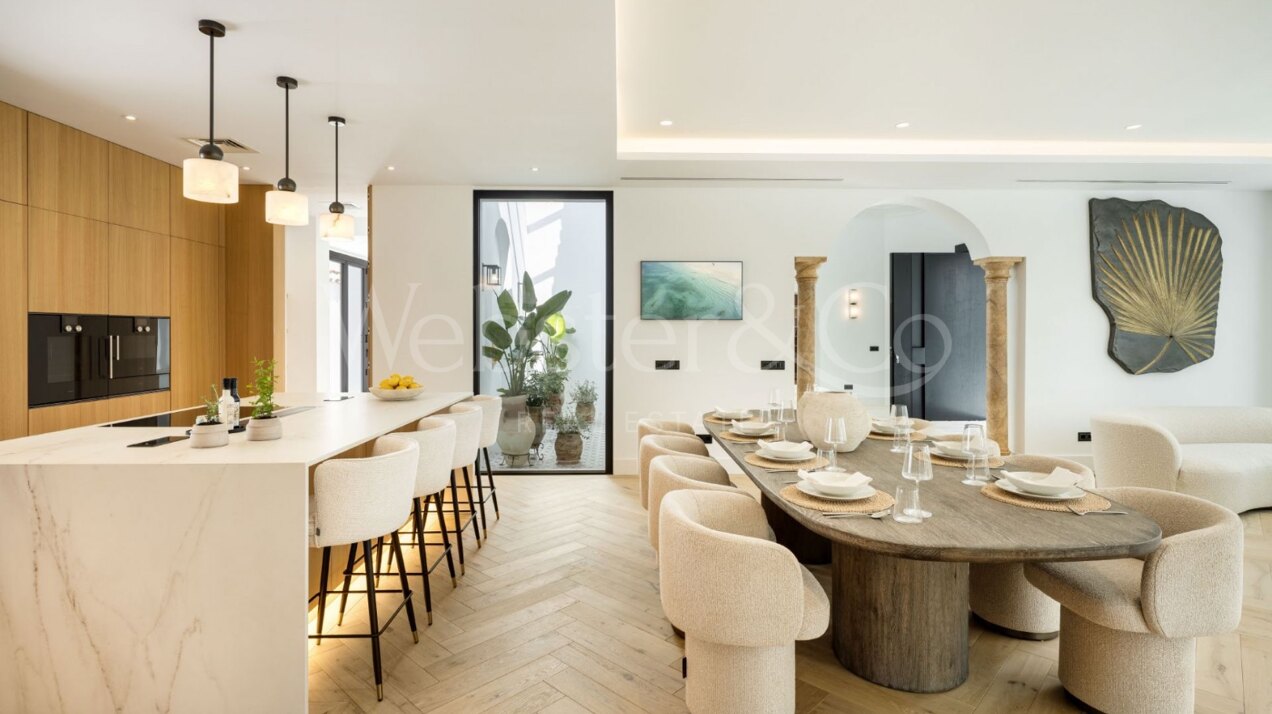 Villa Skyfall - Elegant Luxury in El Herrojo Alto