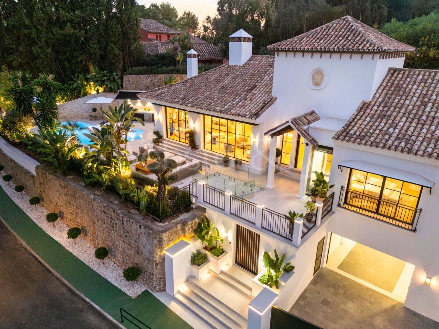 Villa Skyfall – Lujo y Elegancia en El Herrojo Alto