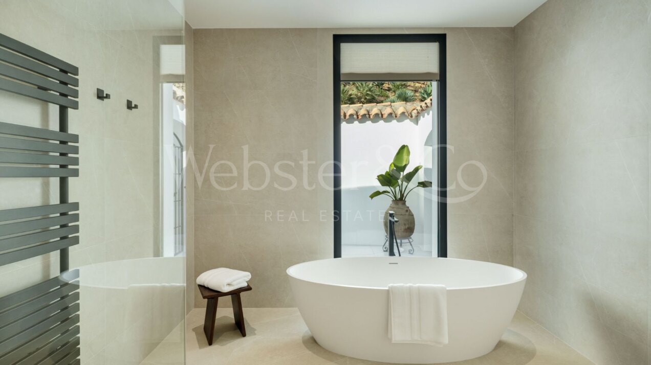 Villa Skyfall - Elegant Luxury in El Herrojo Alto