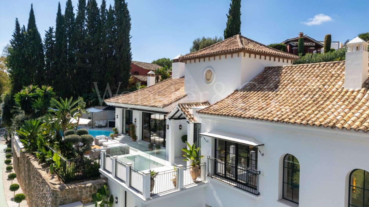 Villa Skyfall - Elegant Luxury in El Herrojo Alto