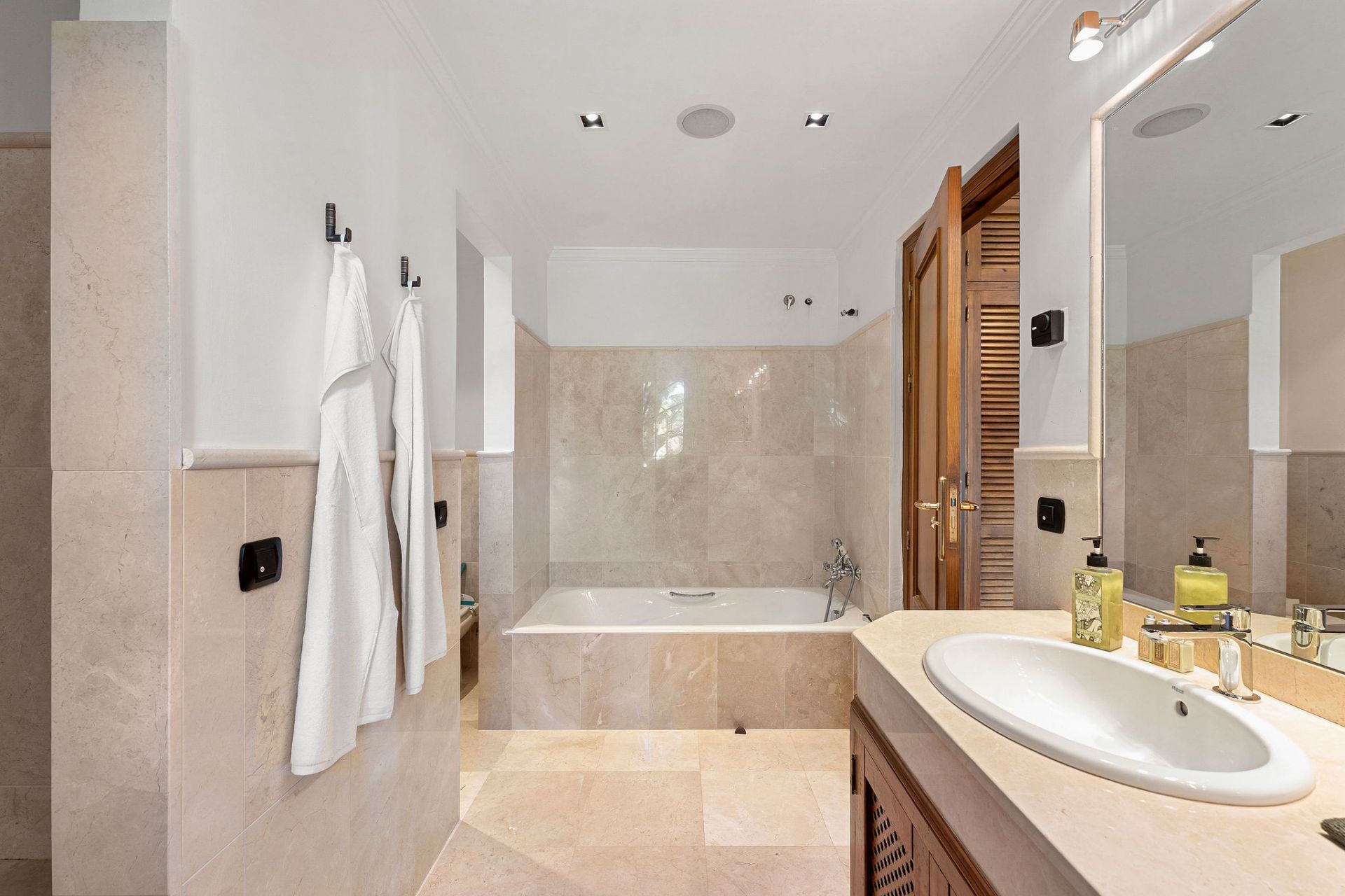 Villa Las Palmeras - Classical Home in El Madroñal