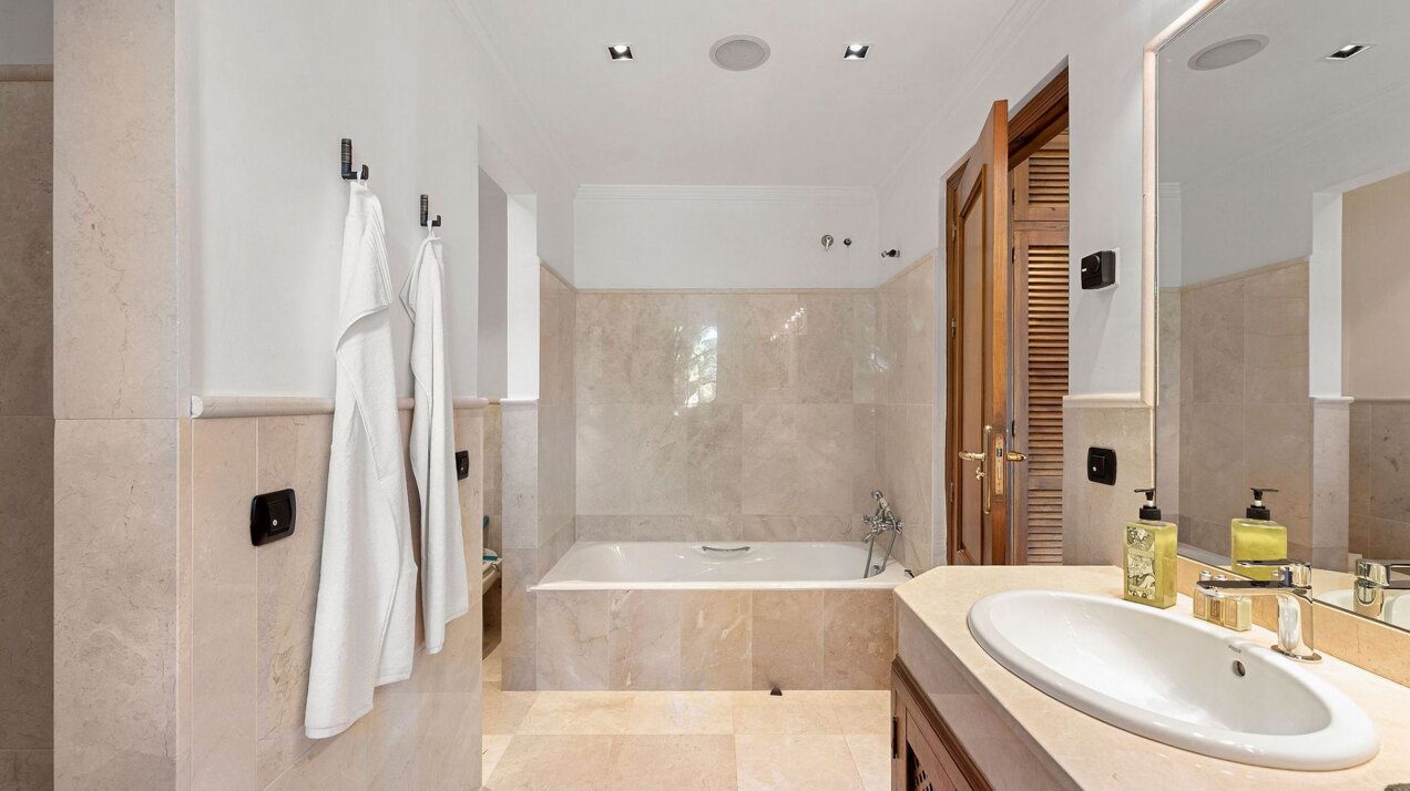 Villa Las Palmeras - Classical Home in El Madroñal