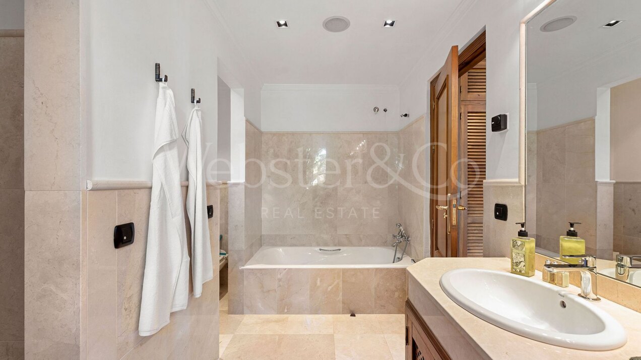 Villa Las Palmeras - Classical Home in El Madroñal