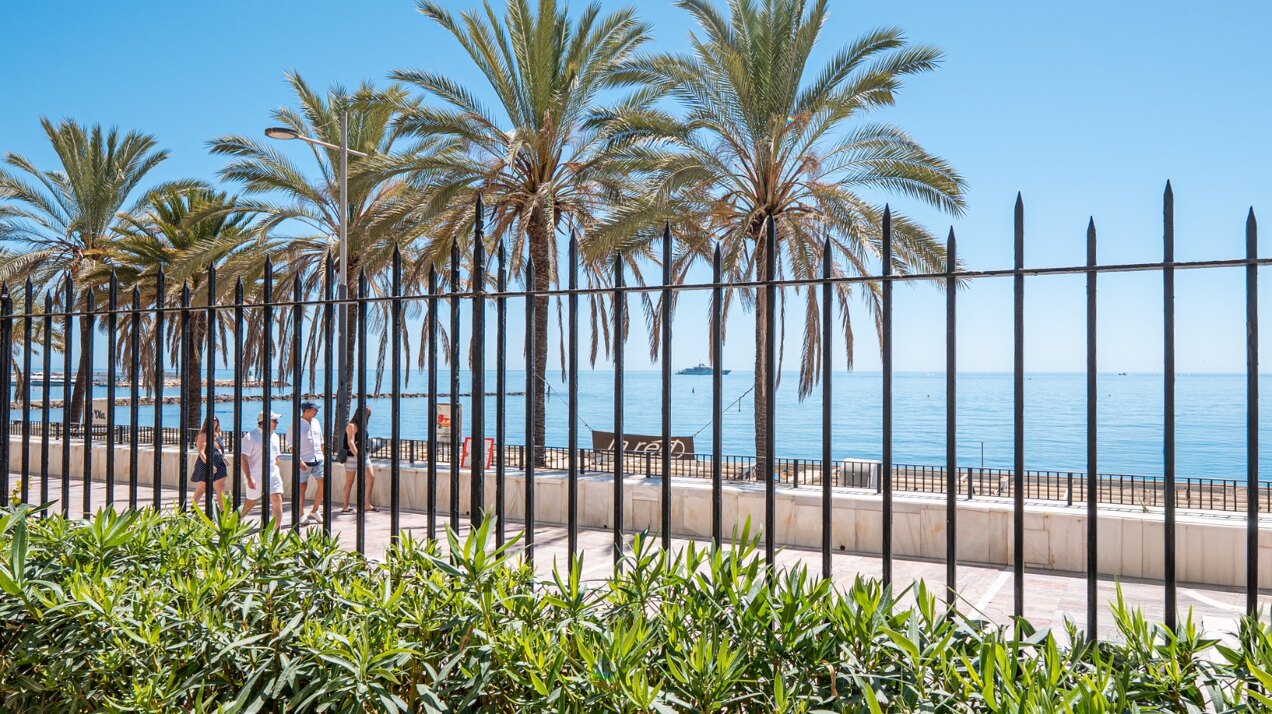 Beautifully refurbished beachside apartment