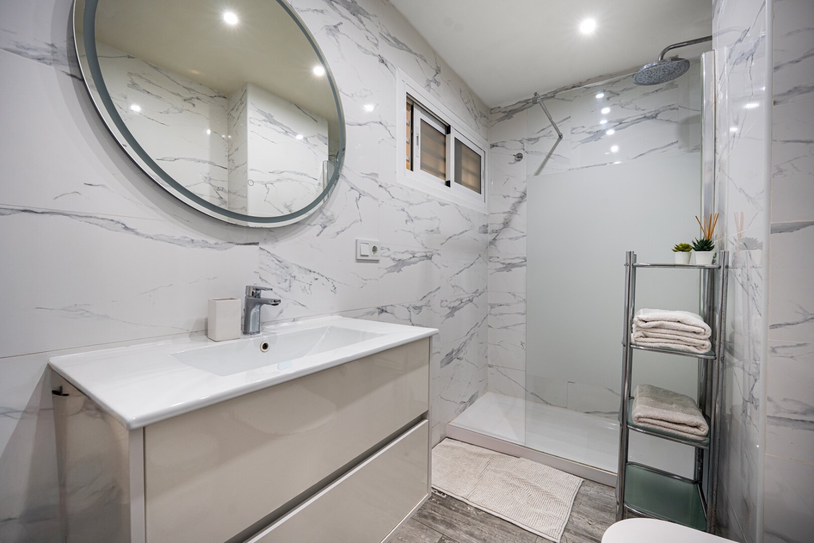 Beautifully refurbished beachside apartment