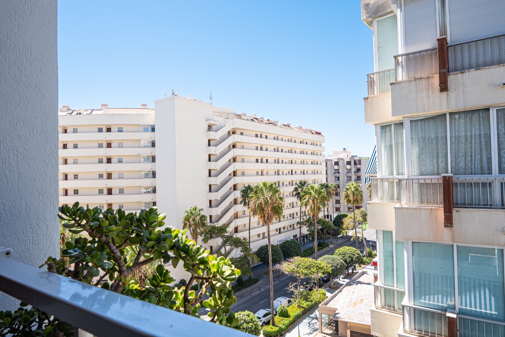 Beautifully refurbished beachside apartment