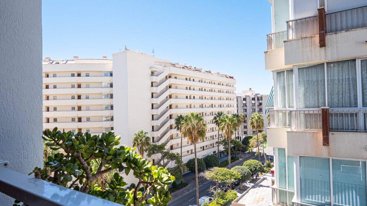 Beautifully refurbished beachside apartment