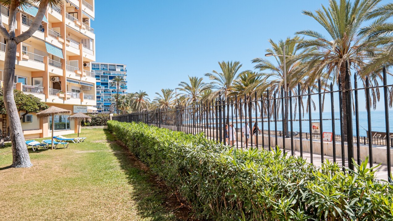 Beautifully refurbished beachside apartment