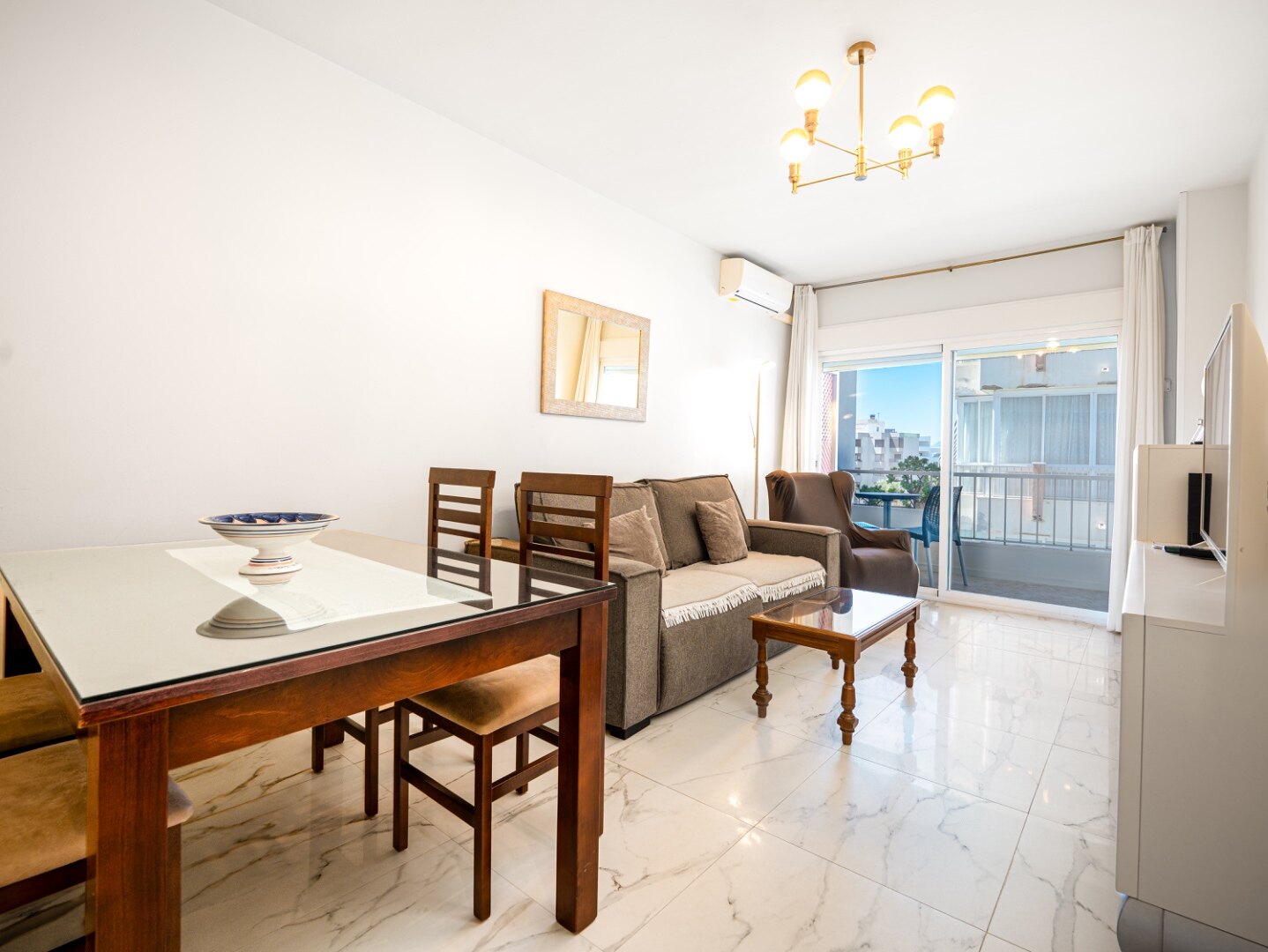 Beautifully refurbished beachside apartment