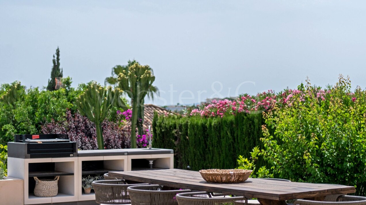 Villa Minoo - Elegant Property in Paraiso Alto