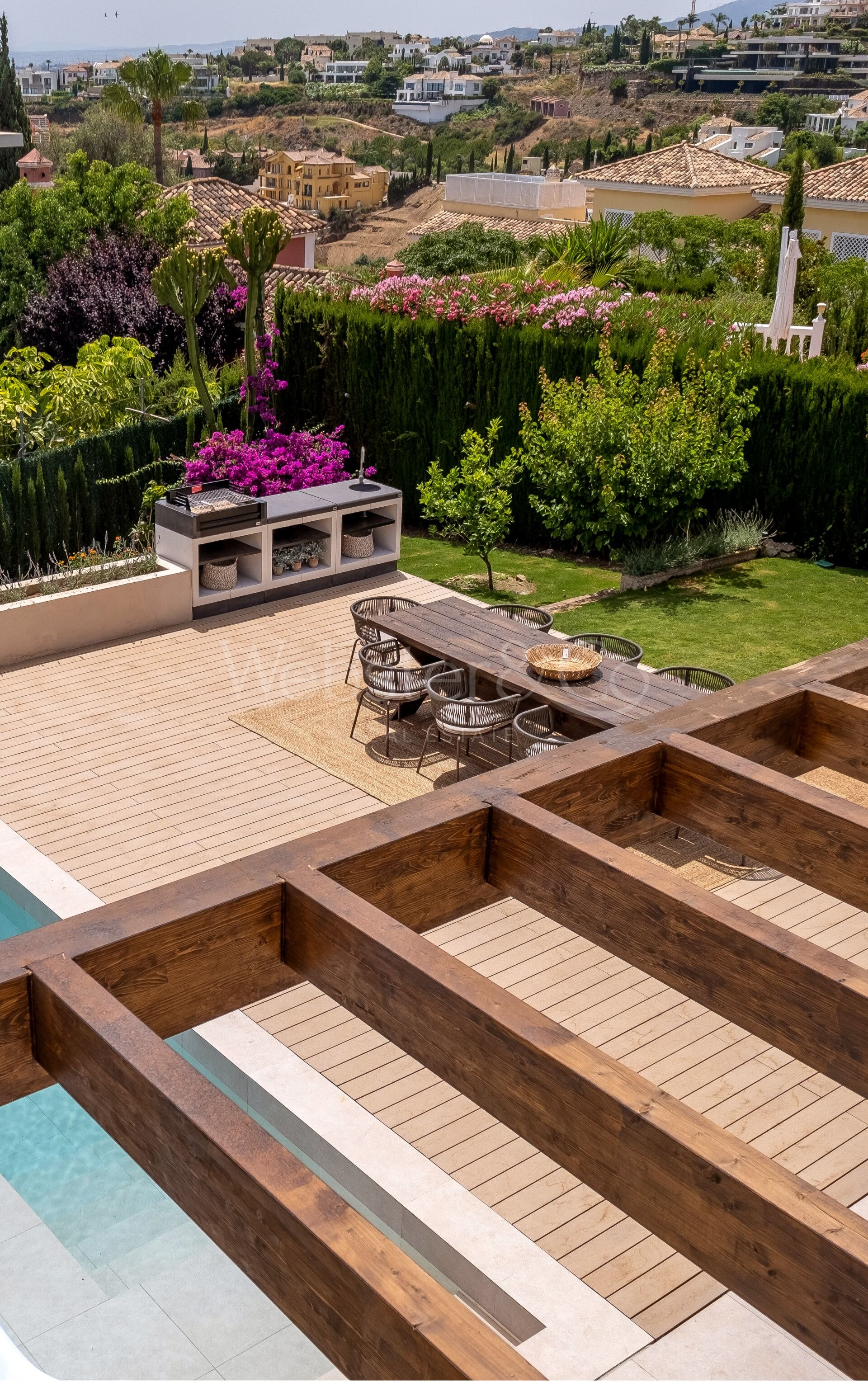 Villa Minoo - Elegant Property in Paraiso Alto