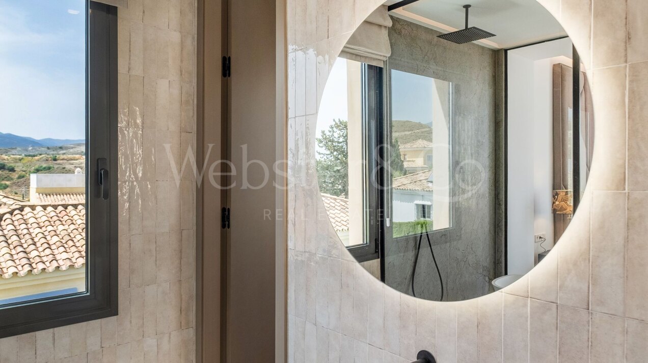 Villa Minoo - Elegant Property in Paraiso Alto