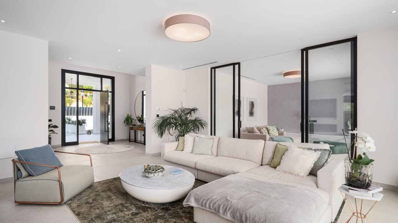 Frontline golf villa delivers space & sophistication
