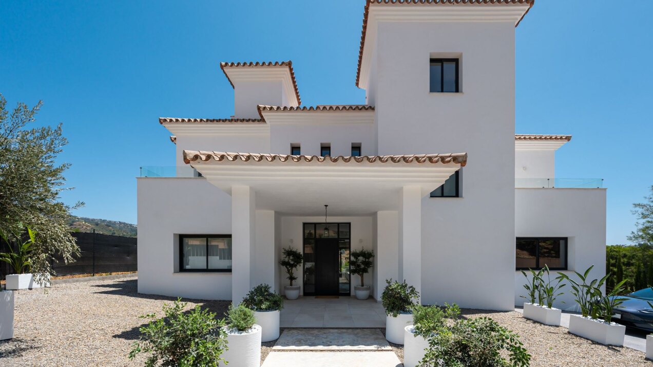 Frontline golf villa delivers space & sophistication