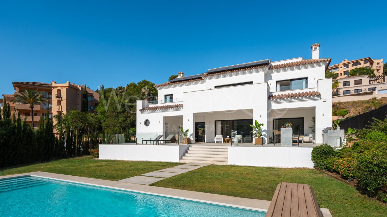 Villa Andrea - Golf Front Home in Elviria