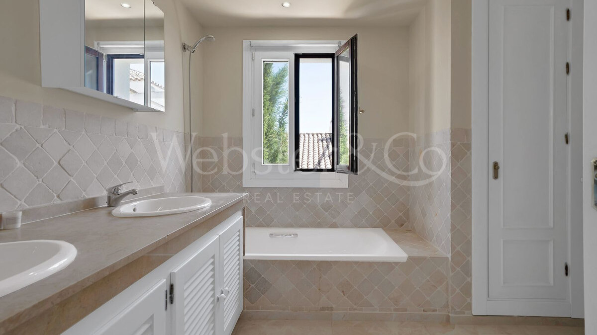 Townhouse Rosa - Andalucian Elegance in Estepona