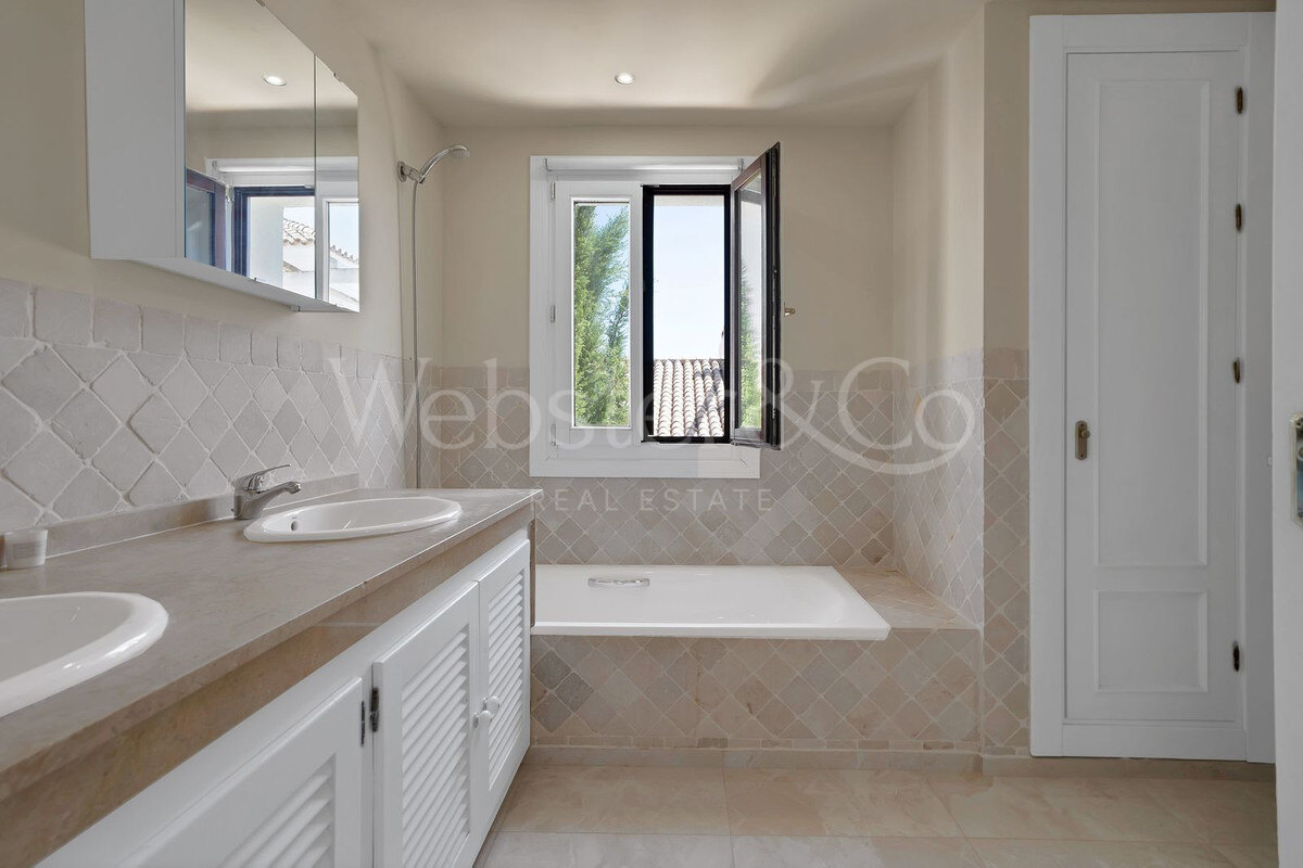 Townhouse Rosa - Andalucian Elegance in Estepona