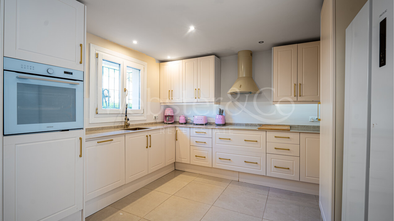 Townhouse Rosa - Andalucian Elegance in Estepona