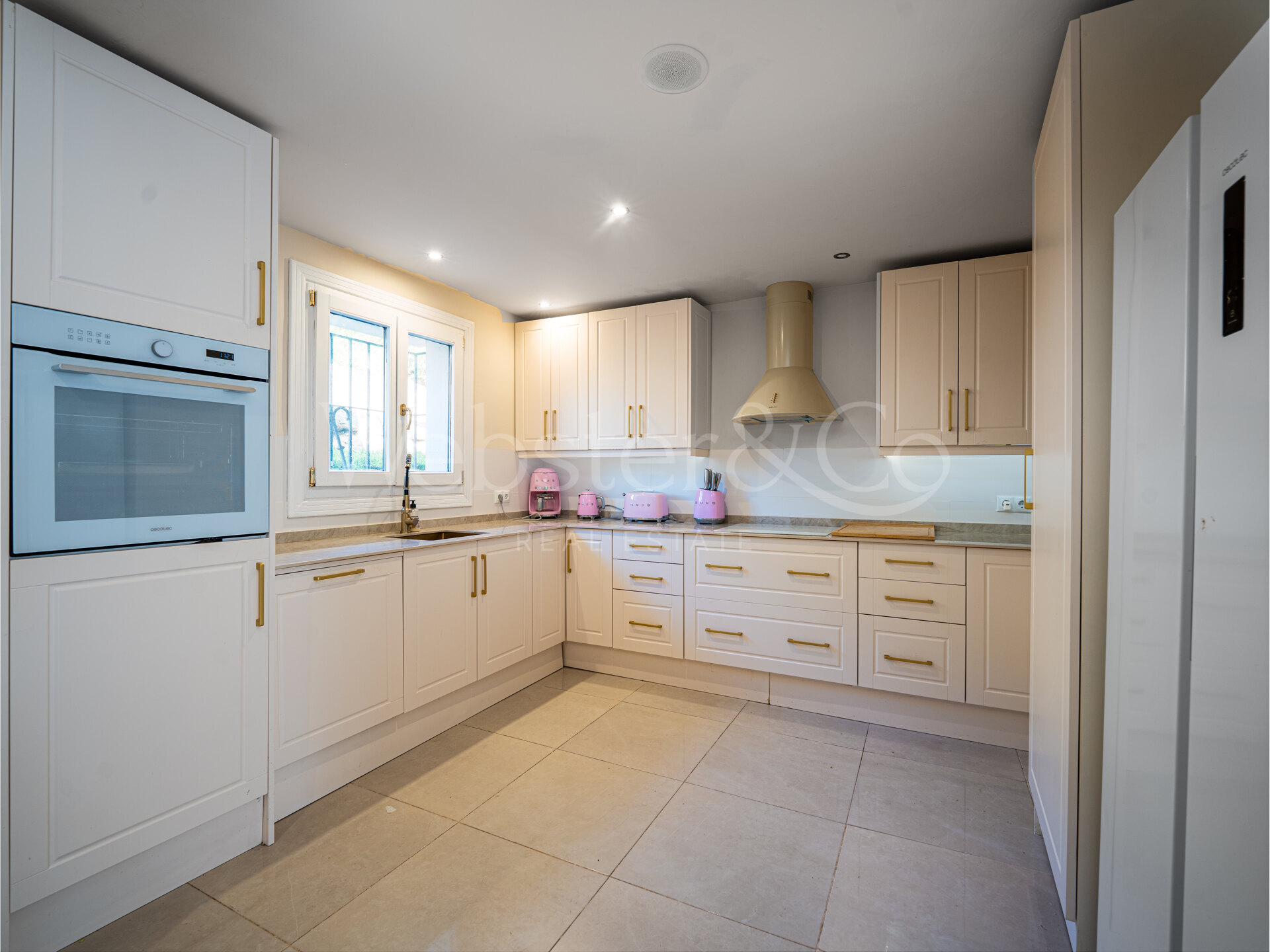 Townhouse Rosa - Andalucian Elegance in Estepona