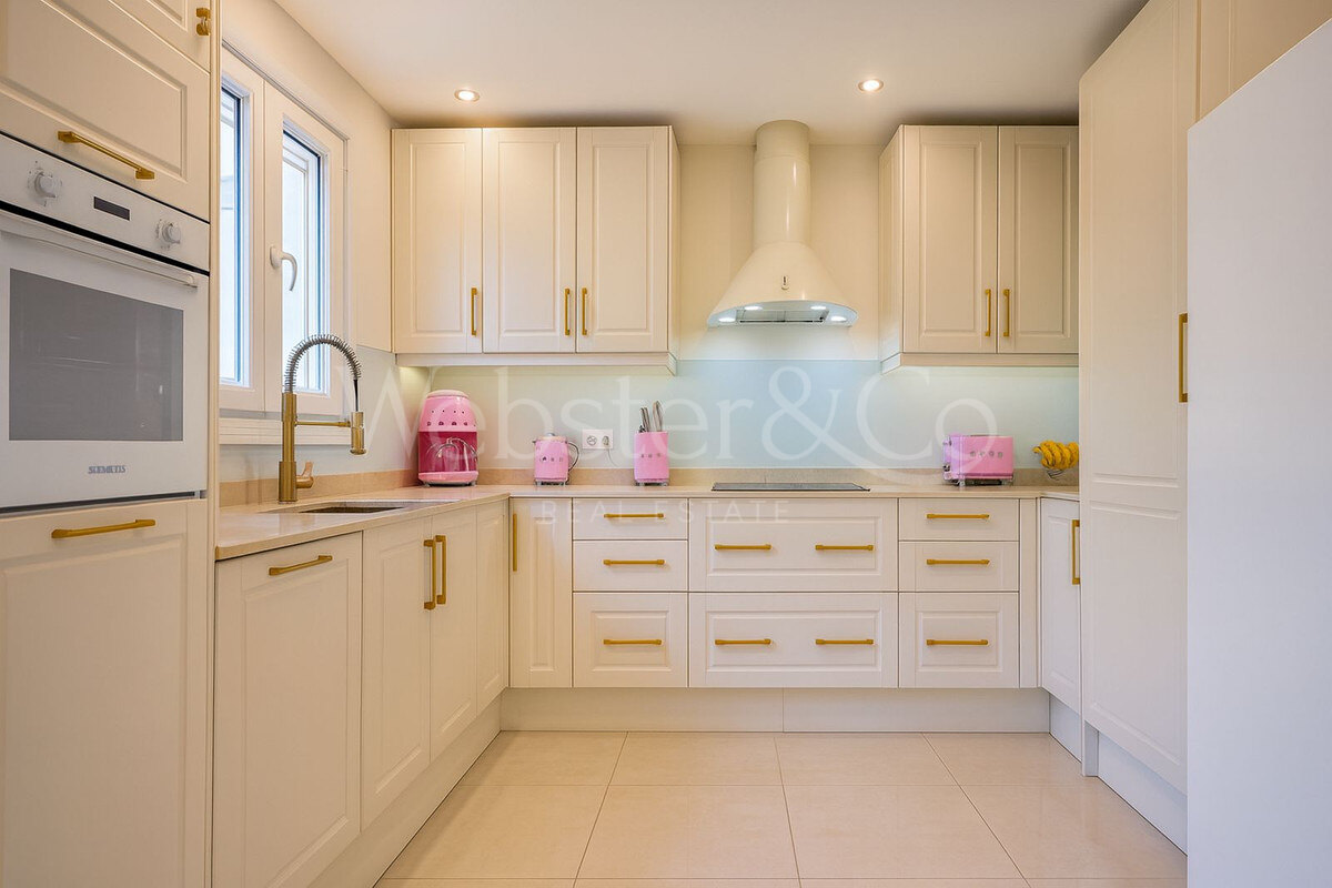 Townhouse Rosa - Andalucian Elegance in Estepona