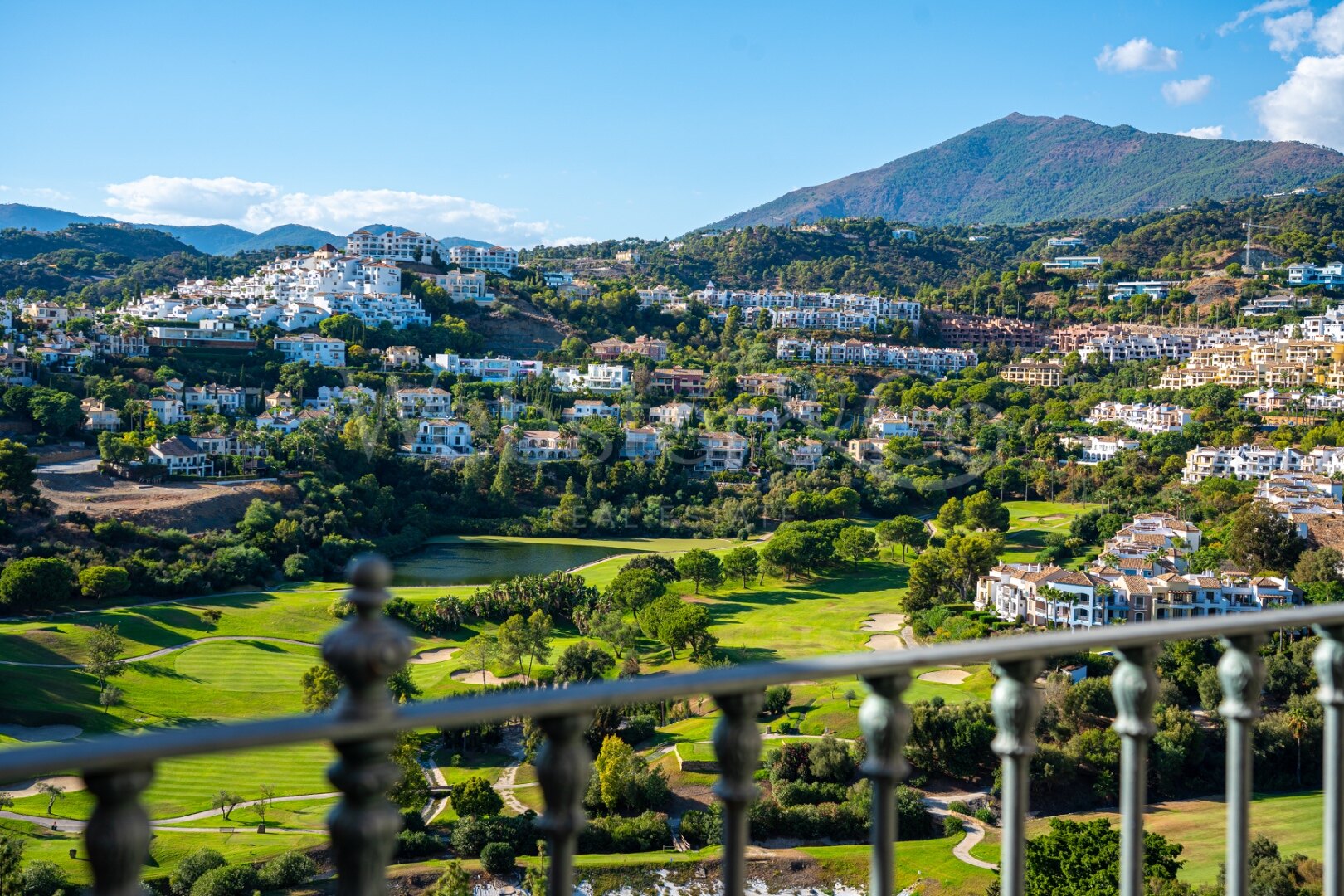 Townhouse The Nest - Renovated Elegance in Benahavís