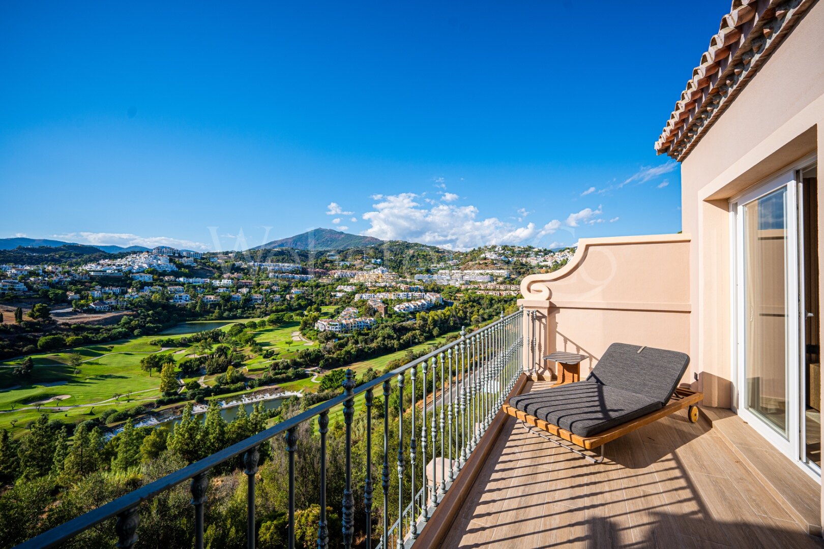 Townhouse The Nest - Renovated Elegance in Benahavís