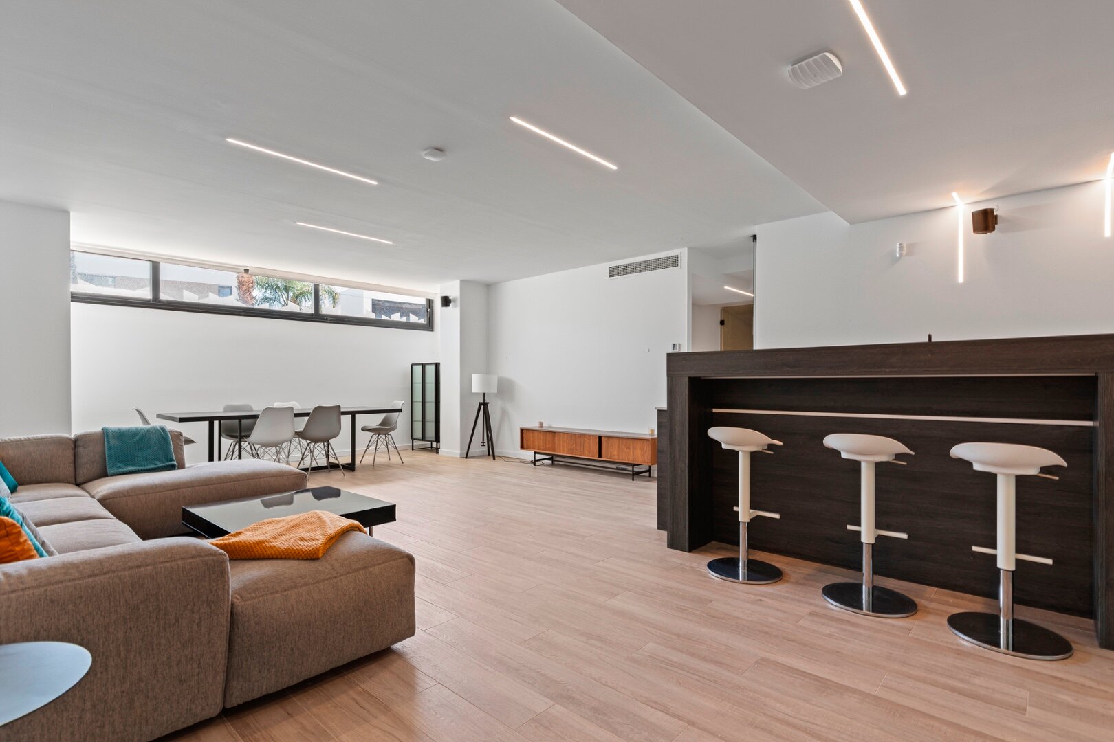 Minutes from the beach - contemporary comfort