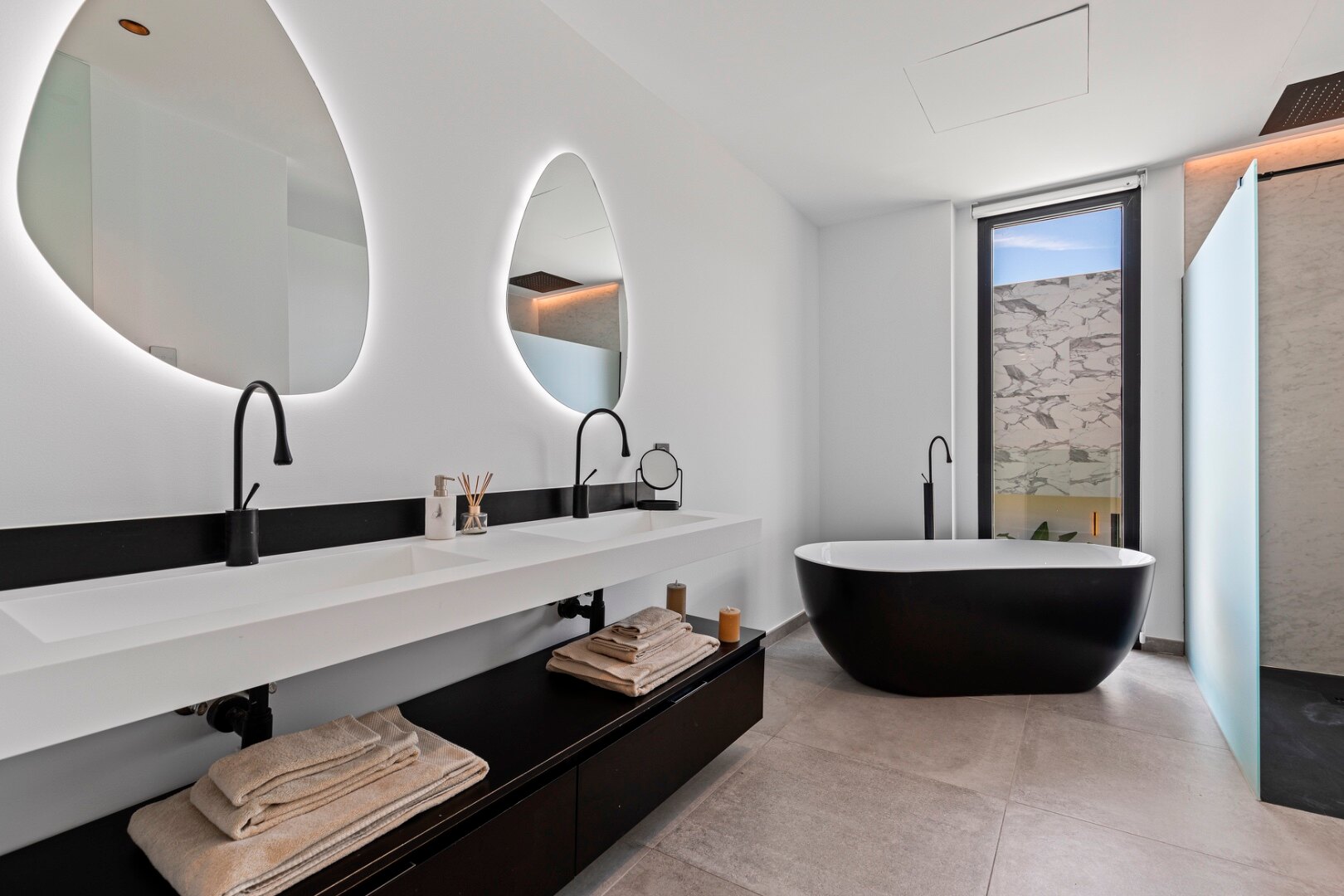 Minutes from the beach - contemporary comfort