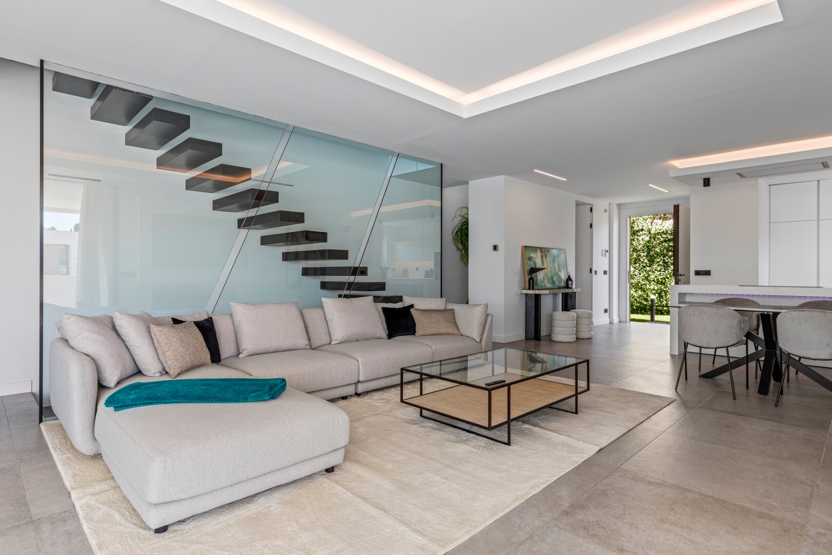 Minutes from the beach - contemporary comfort