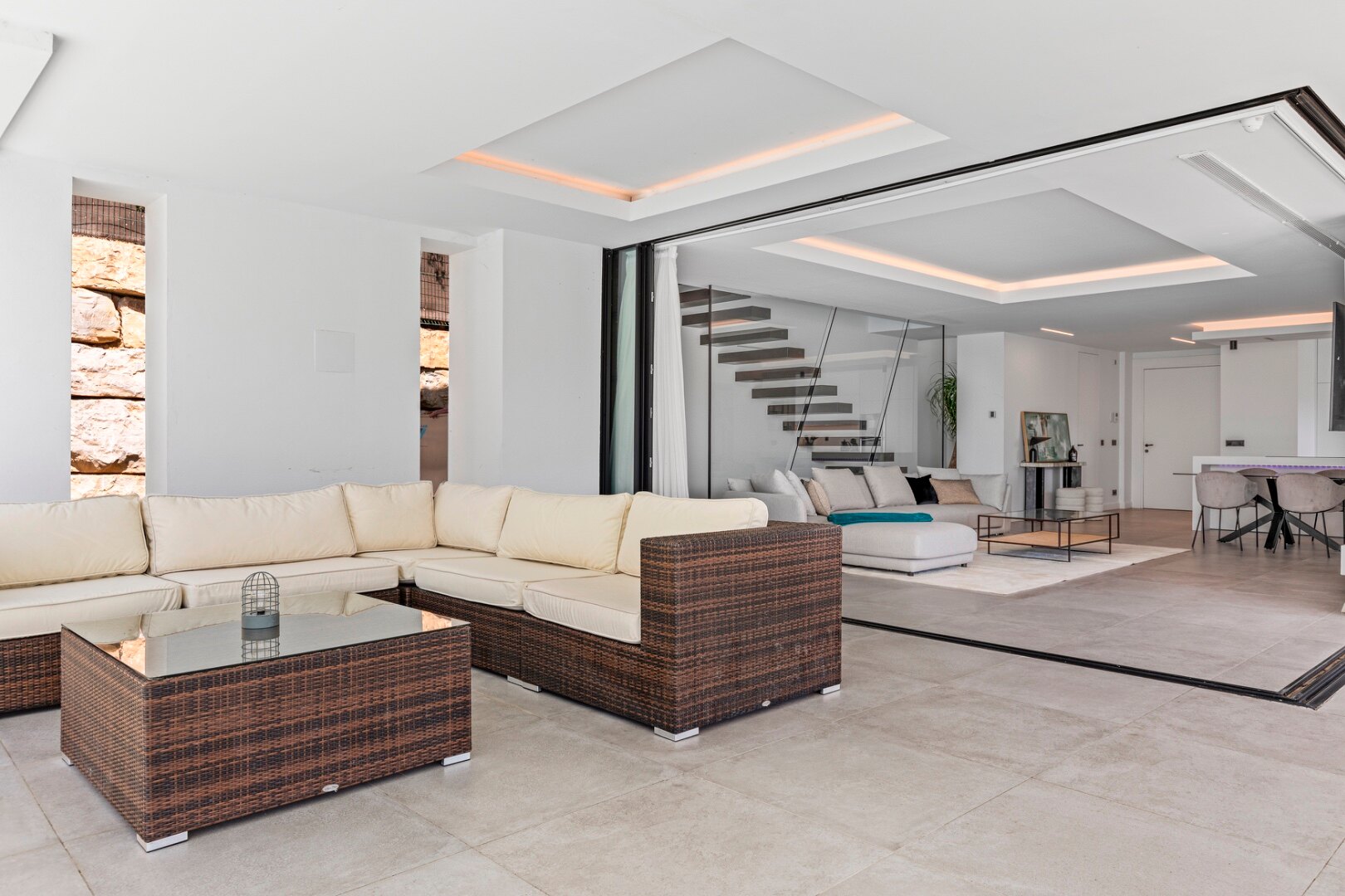 Minutes from the beach - contemporary comfort