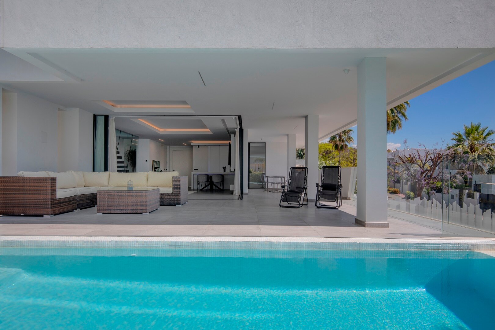 Minutes from the beach - contemporary comfort