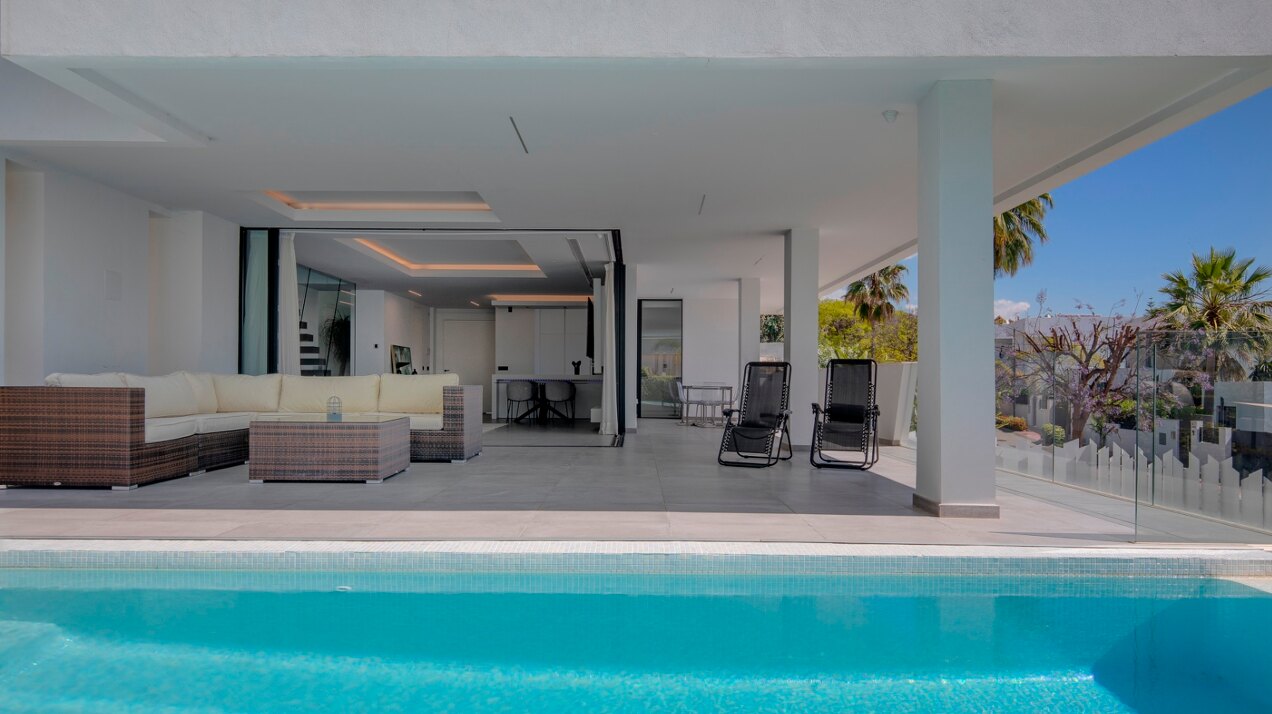Modern Beachside Villa in El Campanario