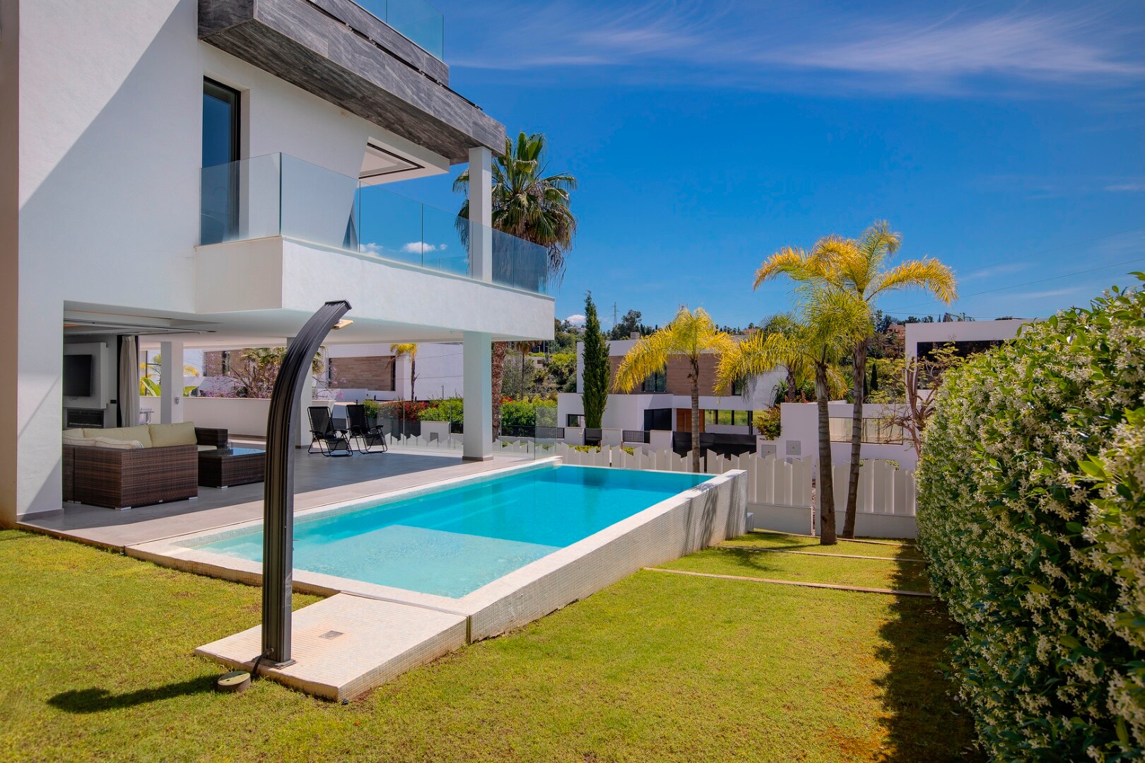 Minutes from the beach - contemporary comfort