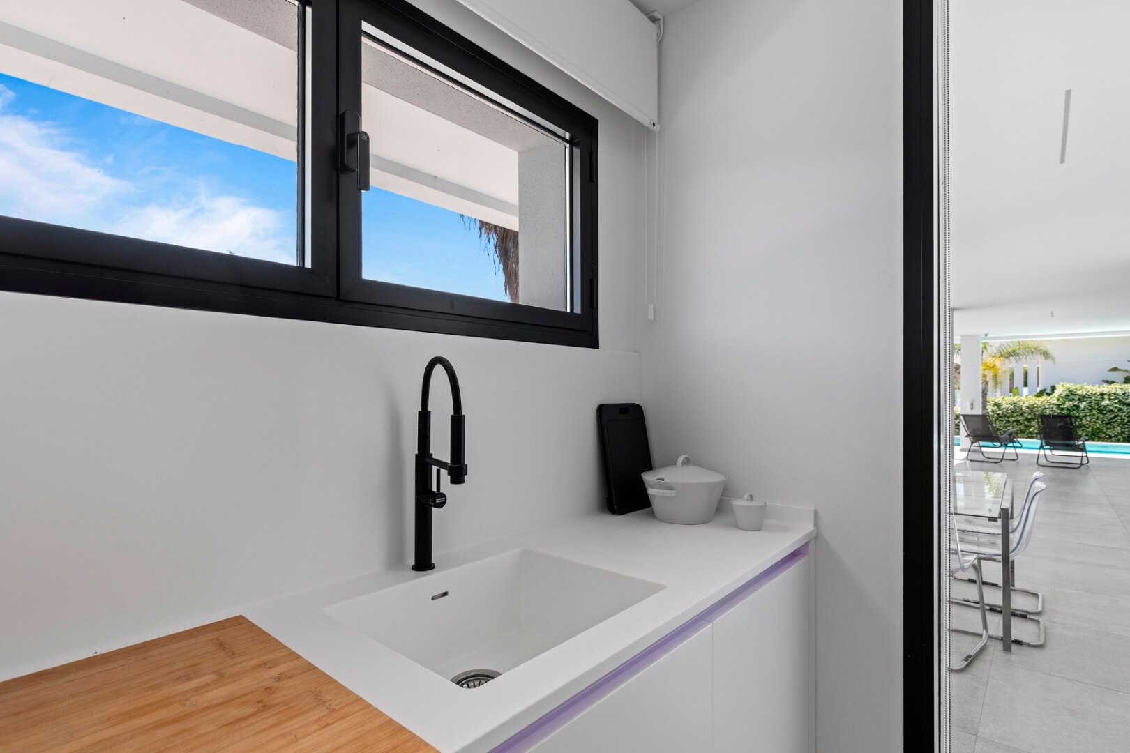 Minutes from the beach - contemporary comfort