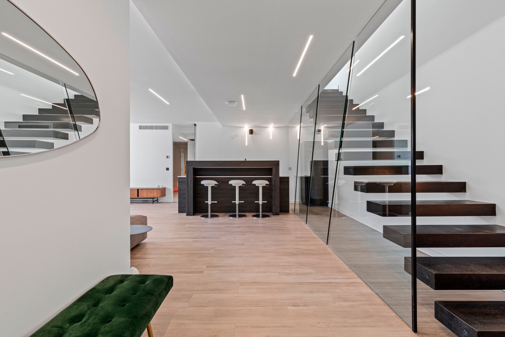 Minutes from the beach - contemporary comfort