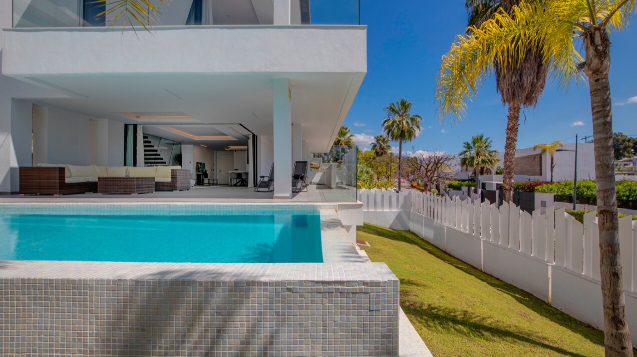 Modern Beachside Villa in El Campanario