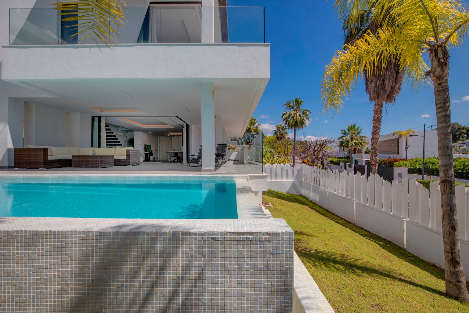 Minutes from the beach - contemporary comfort