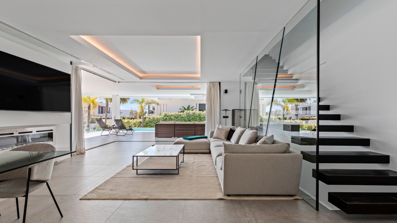 Modern Beachside Villa in El Campanario