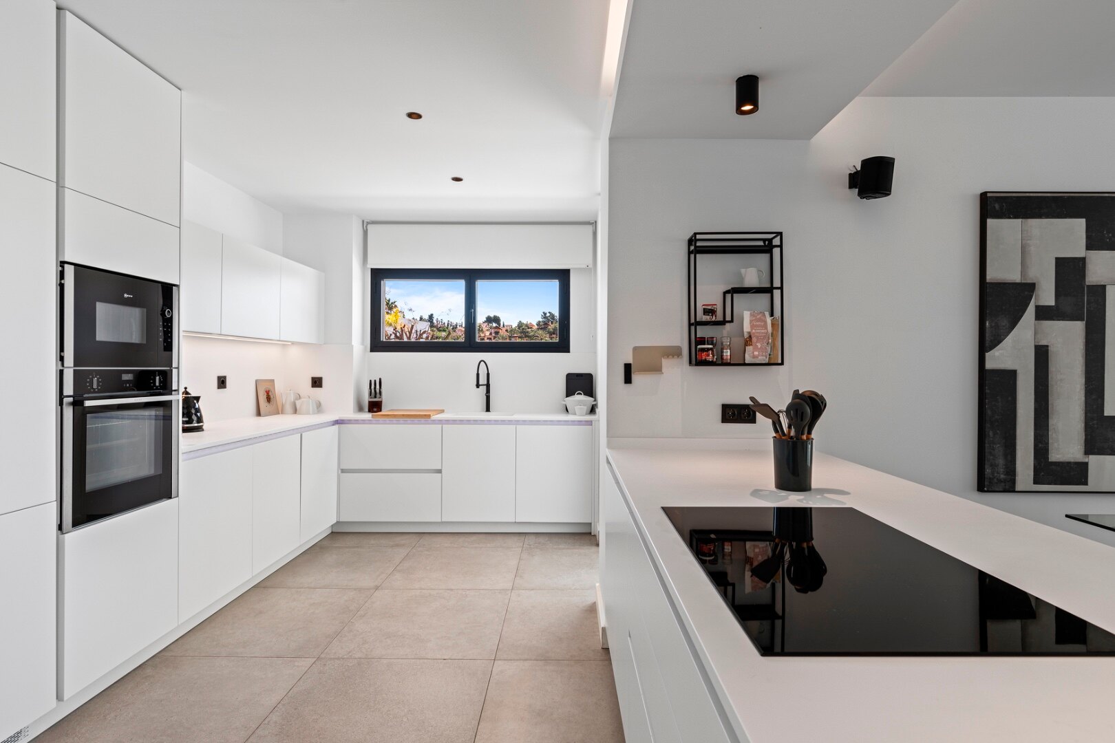 Minutes from the beach - contemporary comfort