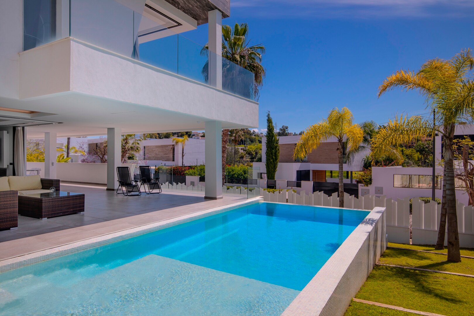 Minutes from the beach - contemporary comfort