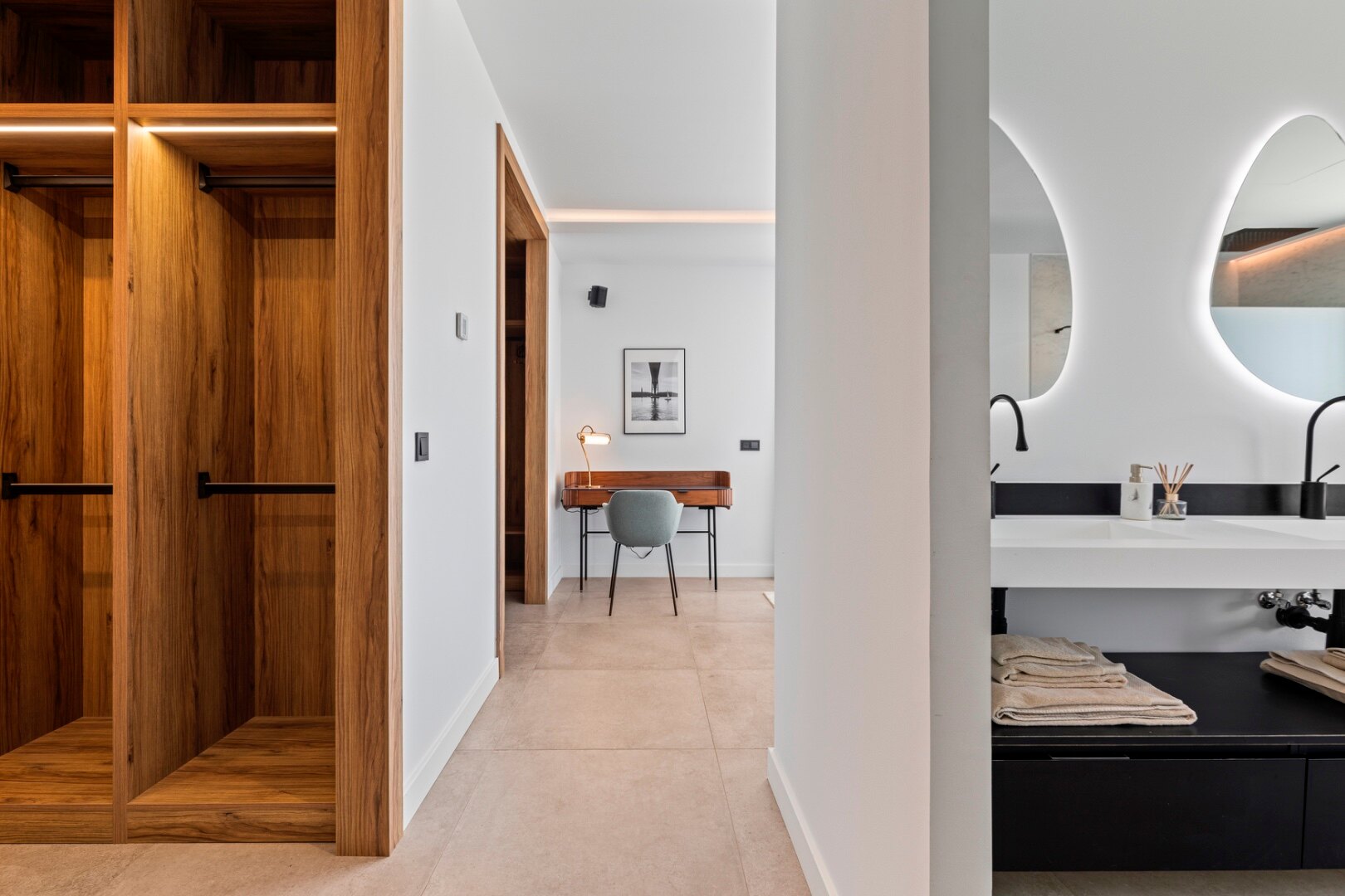 Minutes from the beach - contemporary comfort