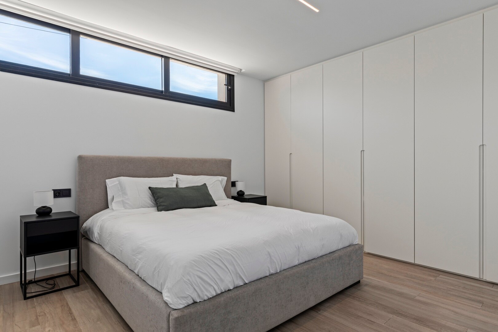 Minutes from the beach - contemporary comfort