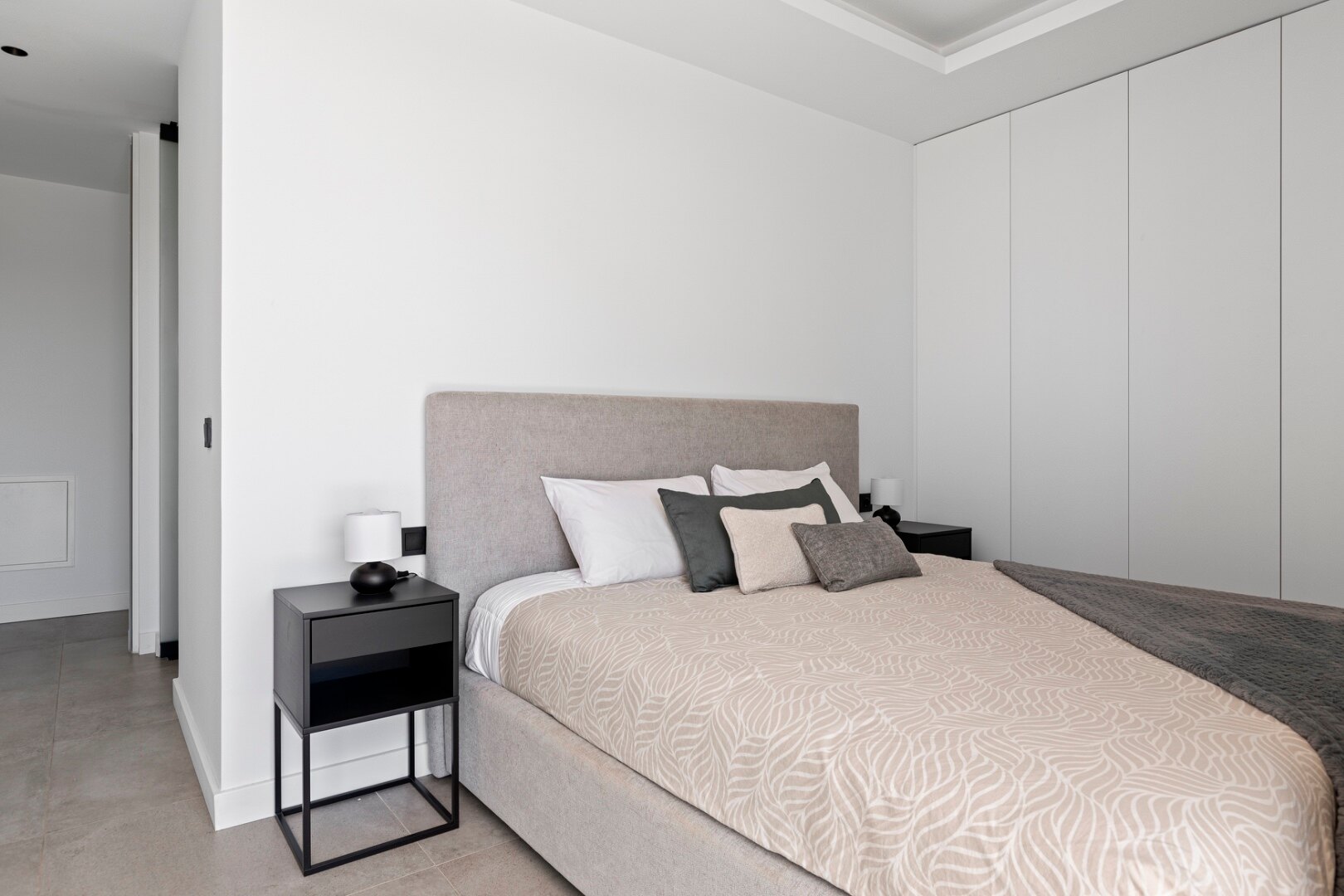 Minutes from the beach - contemporary comfort