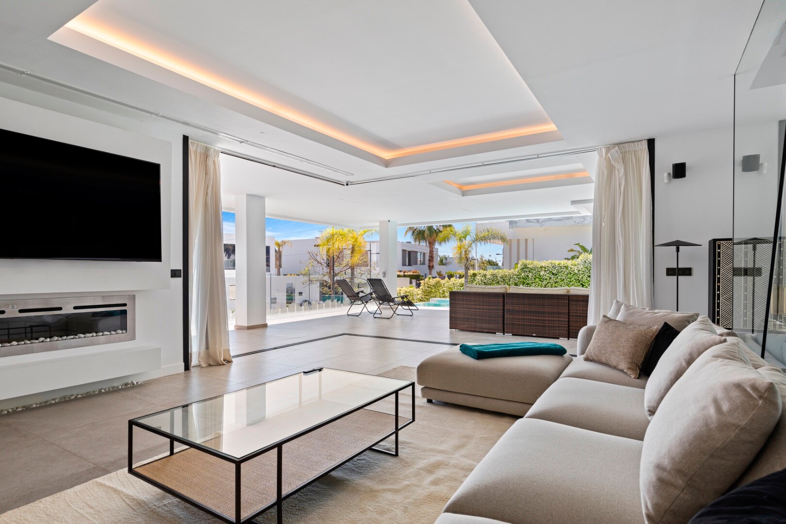 Minutes from the beach - contemporary comfort