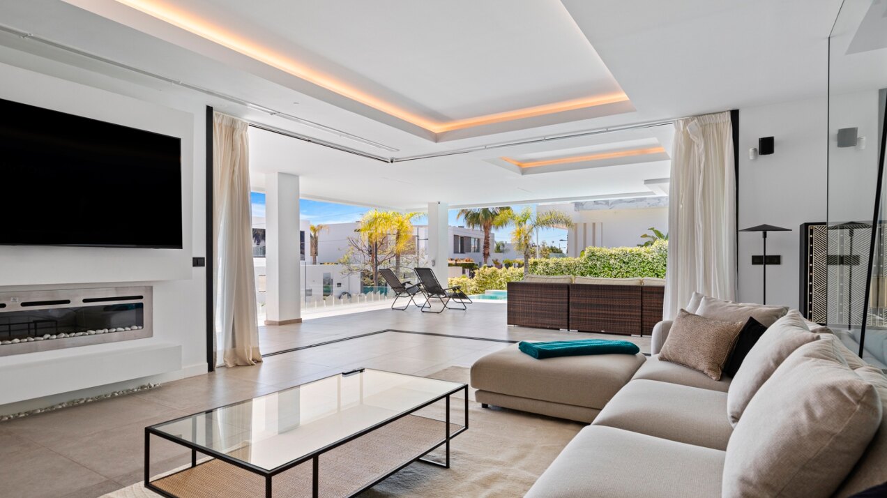 Modern Beachside Villa in El Campanario
