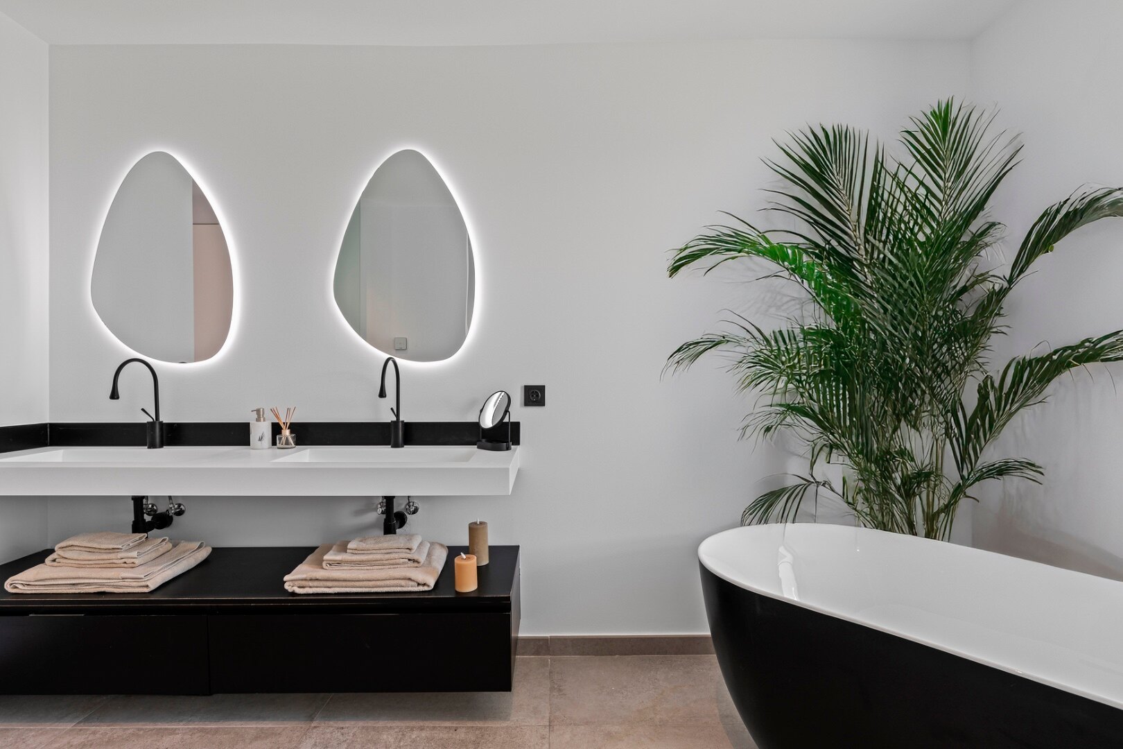 Minutes from the beach - contemporary comfort