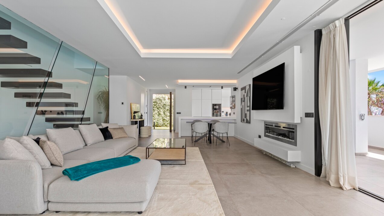 Modern Beachside Villa in El Campanario