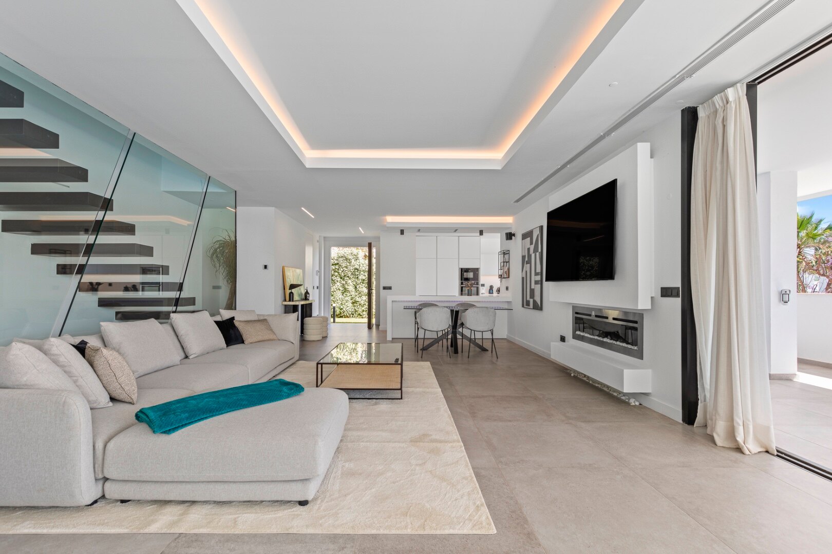 Minutes from the beach - contemporary comfort