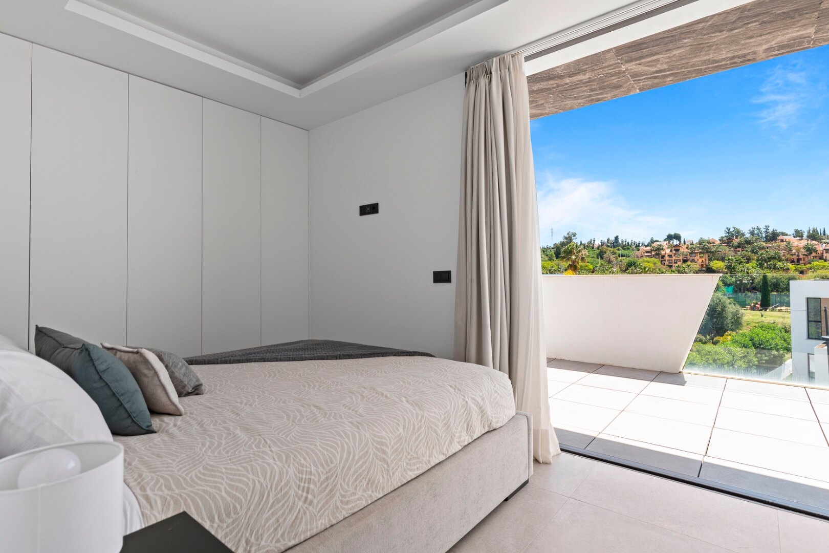 Minutes from the beach - contemporary comfort