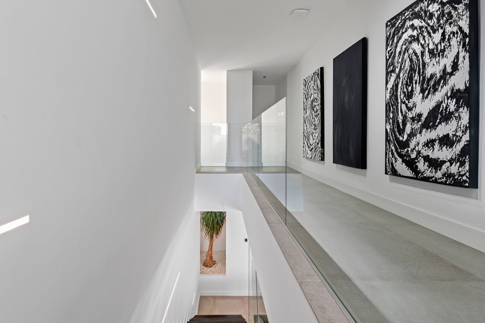 Minutes from the beach - contemporary comfort